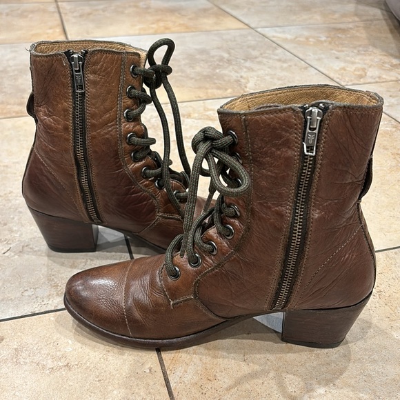FRYE Zipper Up Soft Leather Bootie 2 inches Heels size 9 - Picture 2 of 14